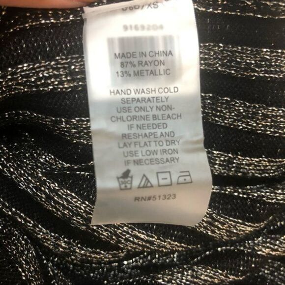 VINCE CAMUTO Gray Ribbed Shimmering Pinstripe Long Sleeve V Neck Sweater - Picture 8 of 8